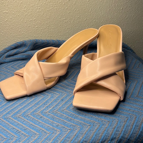 NWT Shoes Size 9 - Picture 1 of 5